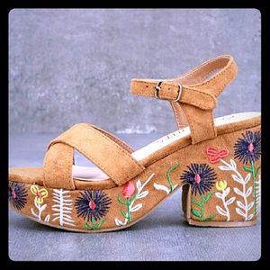 Flower embroidered chunky heel 8
